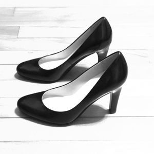 NWOT: Black Leather Heels Size 5